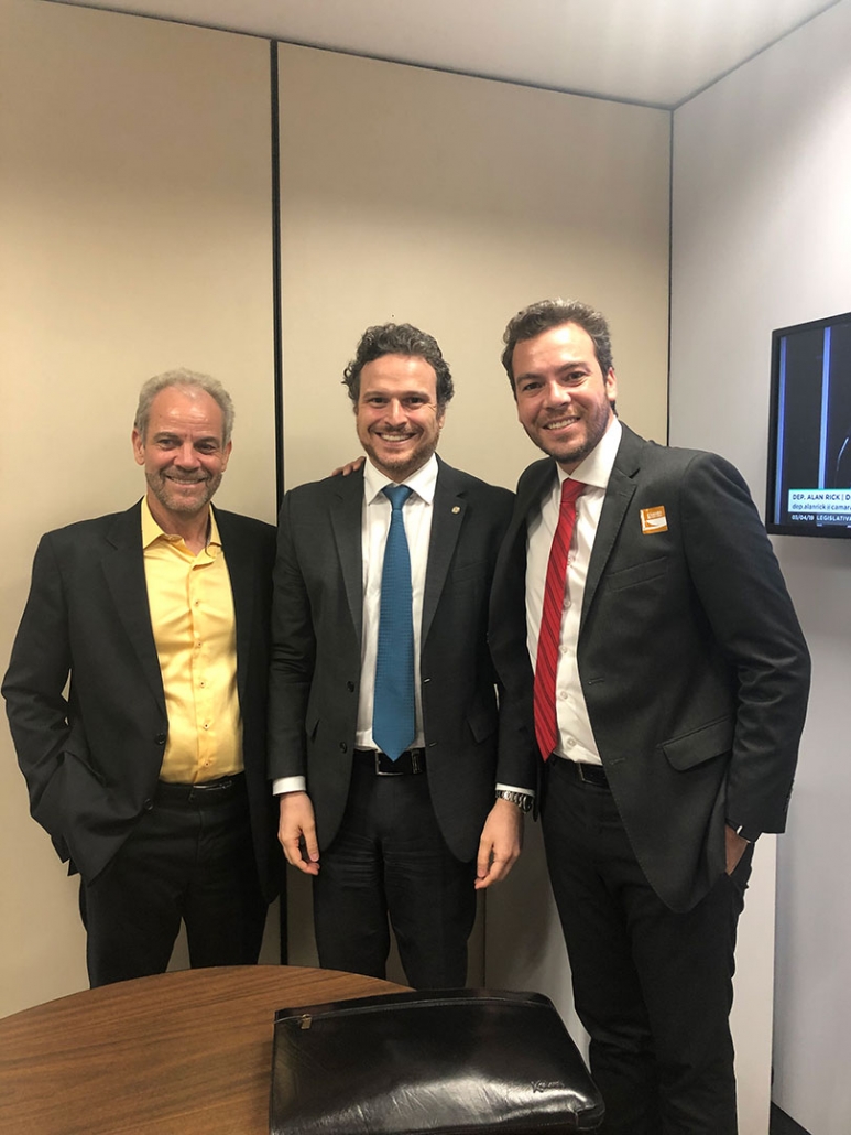 Bráulio Claudino e Bruno Camargo (representantes da ALEGAL) em encontro com o Deputado Federal Fred Costa (Patriota-MG) Bráulio Claudino e Bruno Camargo (representantes da ALEGAL) em encontro com o Deputado Federal Fred Costa (Patriota-MG)