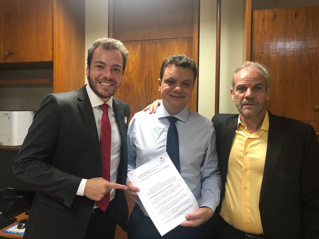 Bruno Camargo e Bráulio Claudino (representantes da ALEGAL) em encontro com o Deputado Federal Odair Cunha (PT-MG) Bruno Camargo e Bráulio Claudino (representantes da ALEGAL) em encontro com o Deputado Federal Odair Cunha (PT-MG)